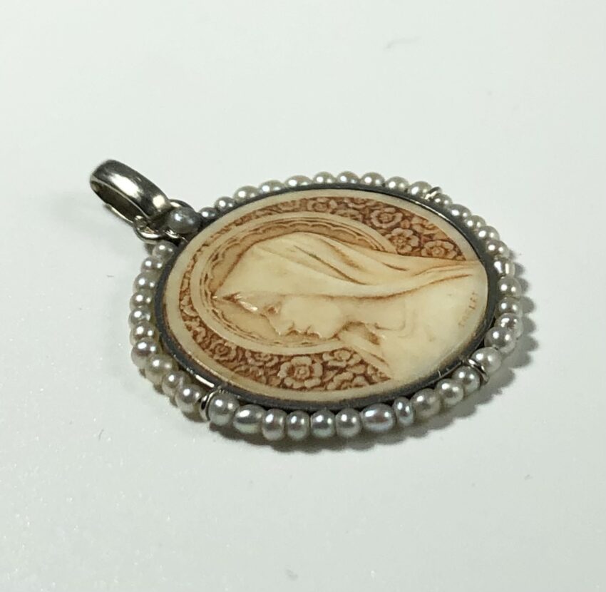 Médaille ivoire et perles – Image 4