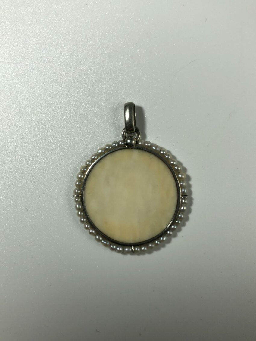 Médaille ivoire et perles – Image 3