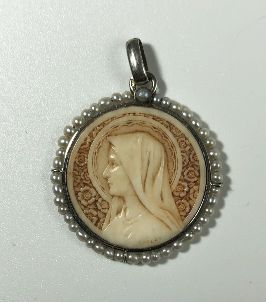 Médaille ivoire et perles