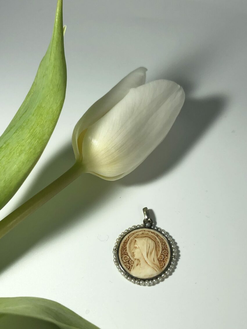 Médaille ivoire et perles – Image 2