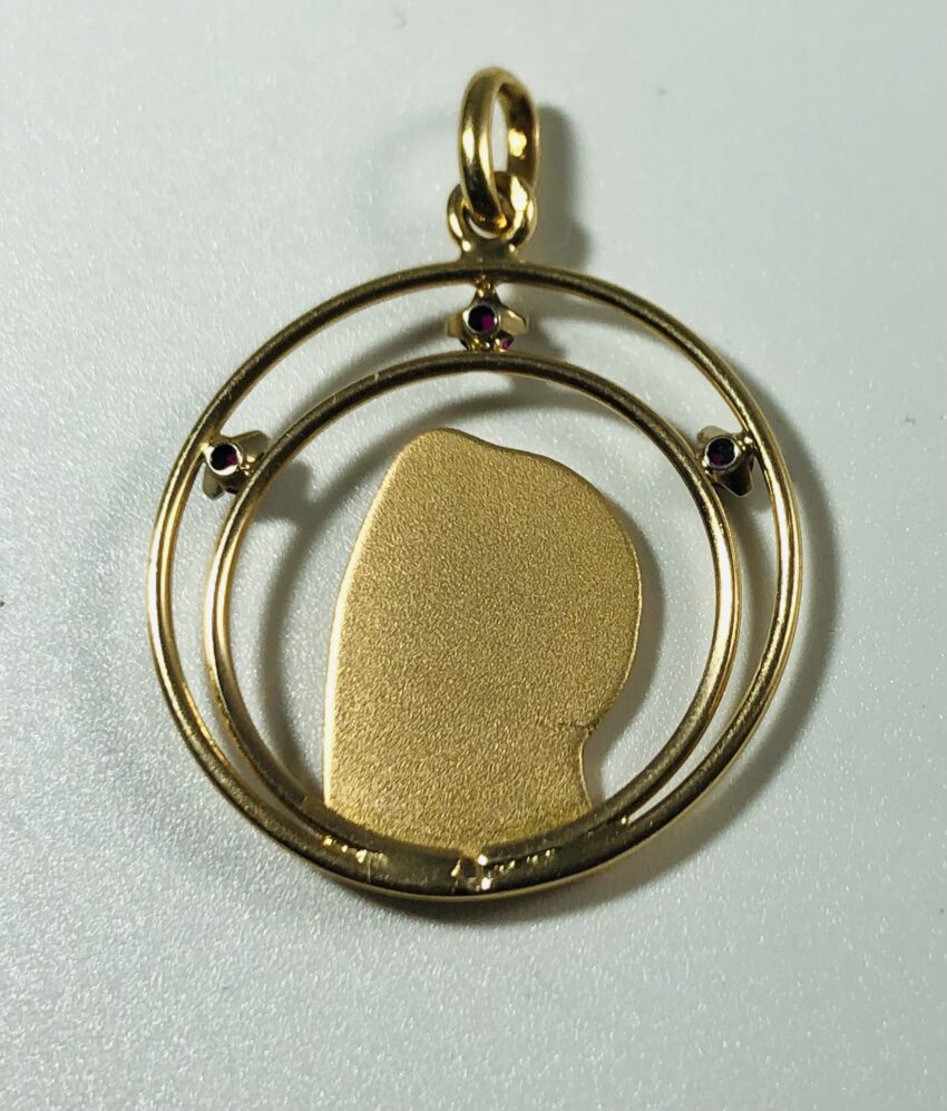 Vendue. Médaille en or et grenats – Image 4