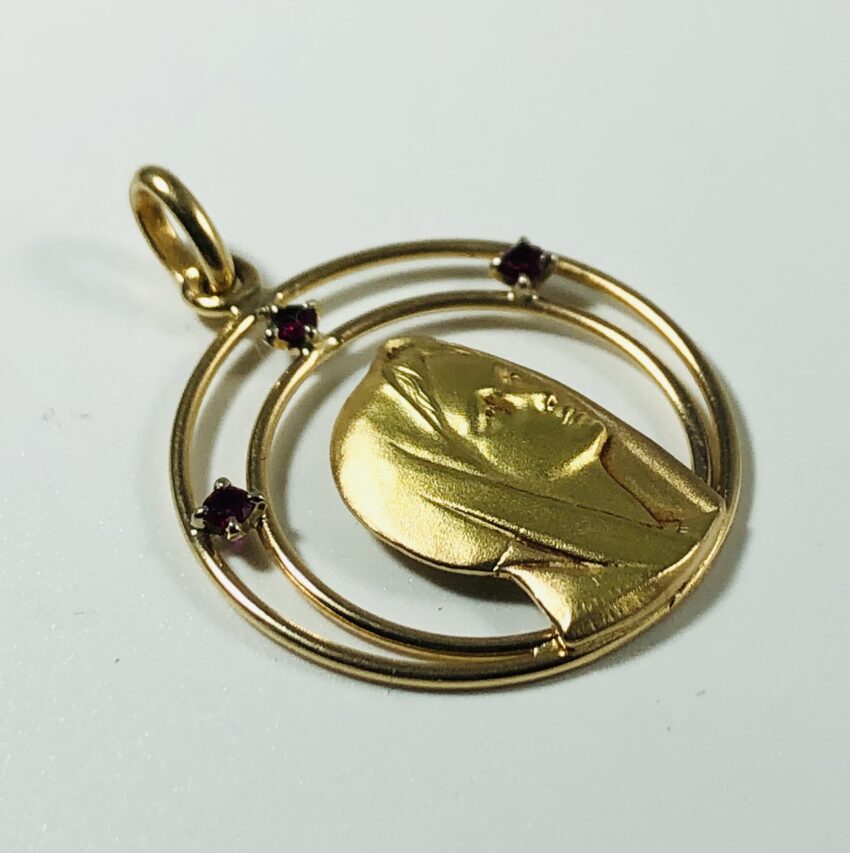 Vendue. Médaille en or et grenats – Image 3
