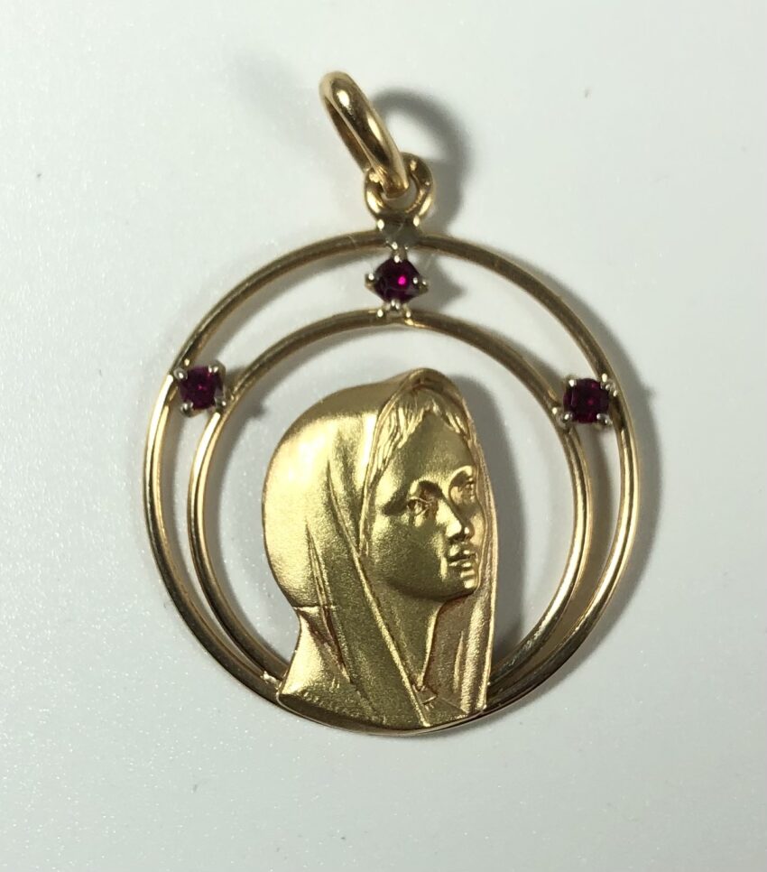 Vendue. Médaille en or et grenats