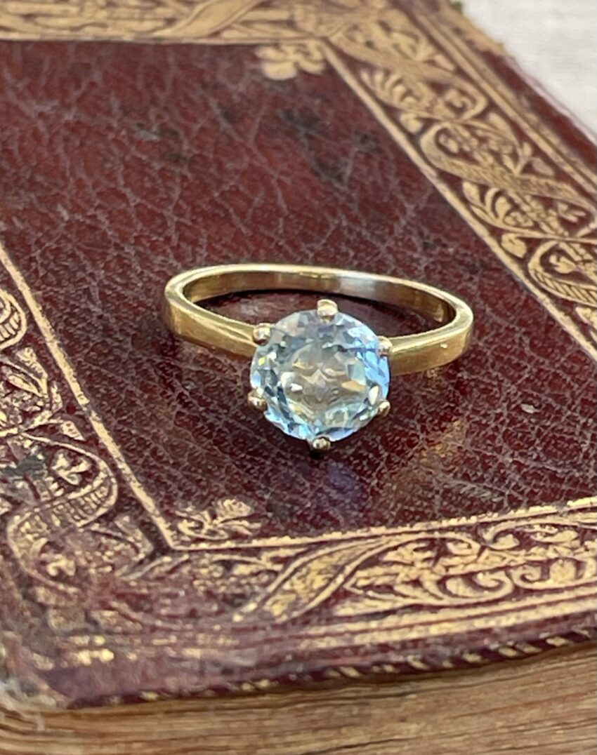 Petite bague ornée d'une aigue marine
