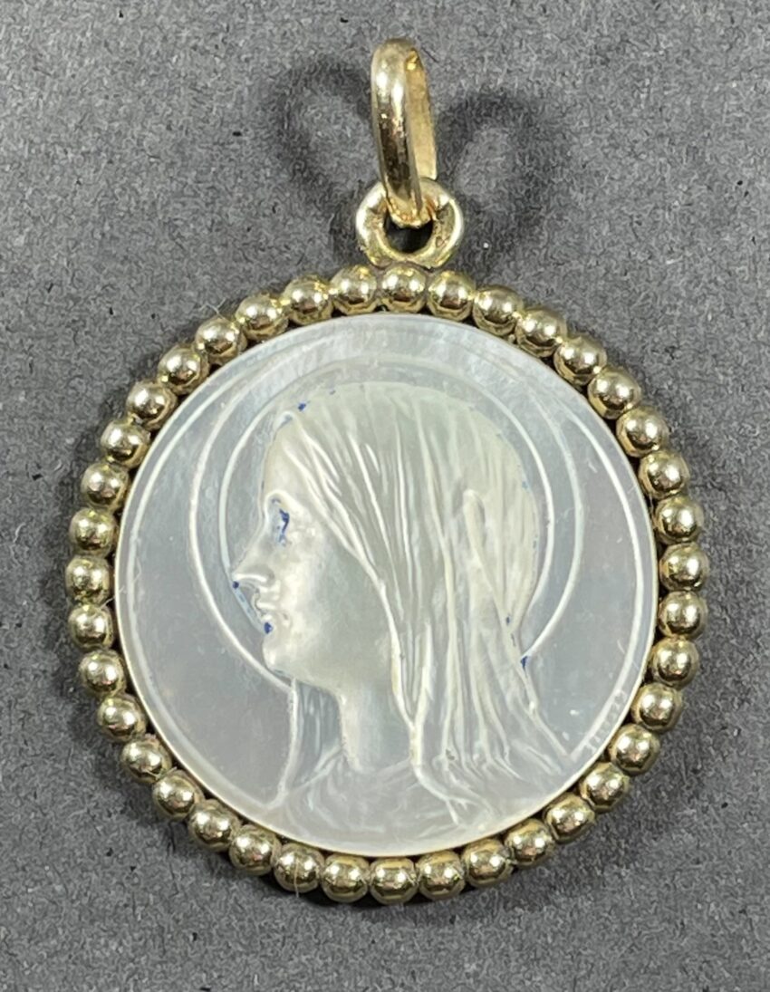 Médaille en nacre, monture en or