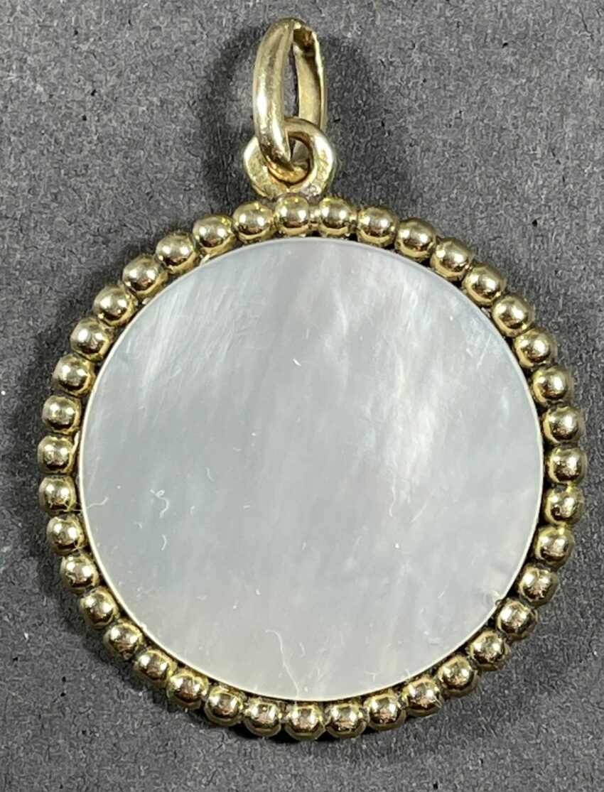 Médaille en nacre, monture en or – Image 2