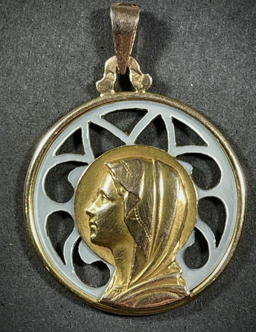Médaille en nacre ajourée et or