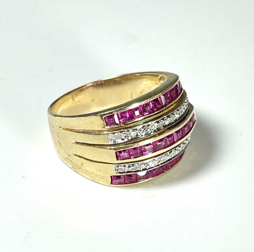 Bague or et lignes de rubis