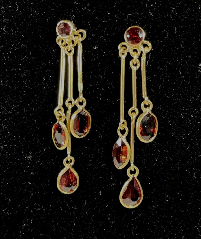 Pendants d'oreilles or et grenats
