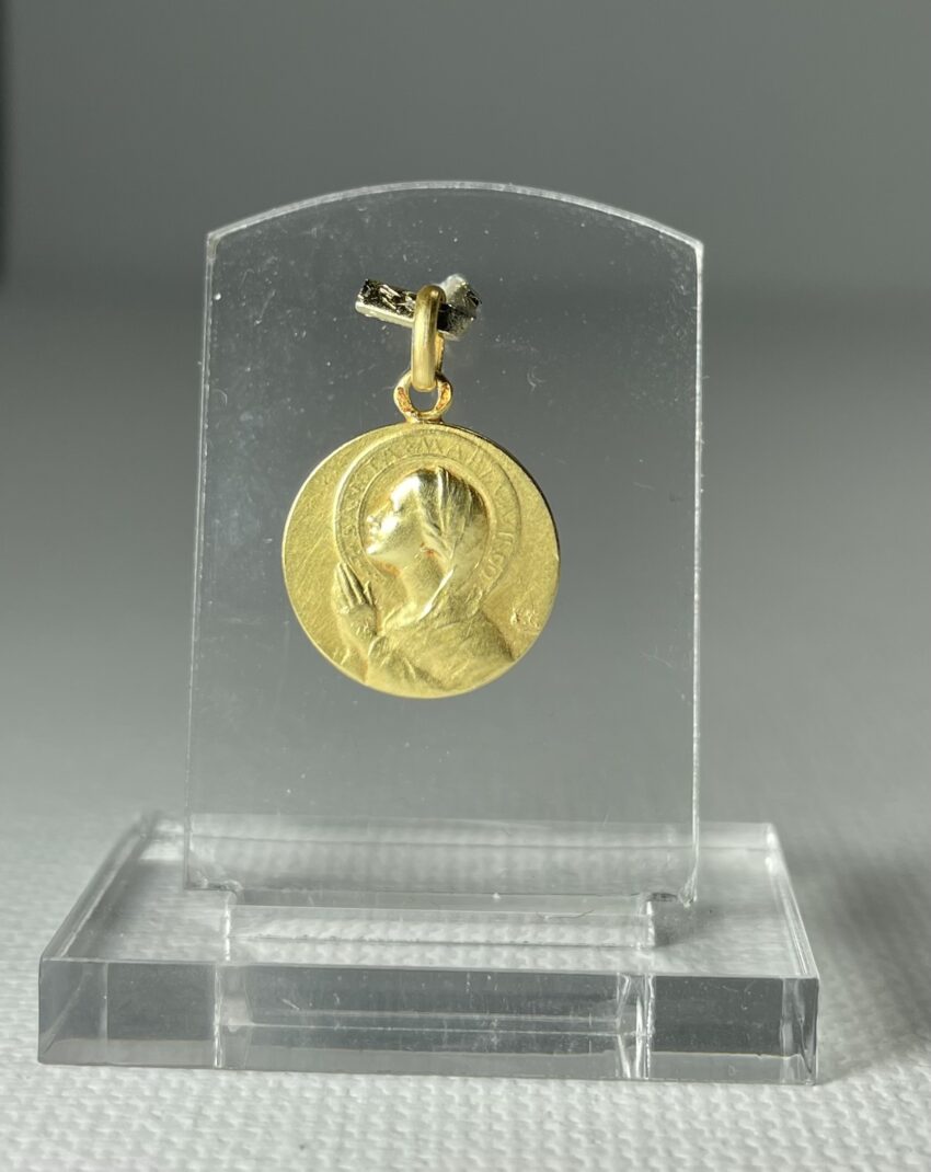 Petite médaille en or Vierge auréolée