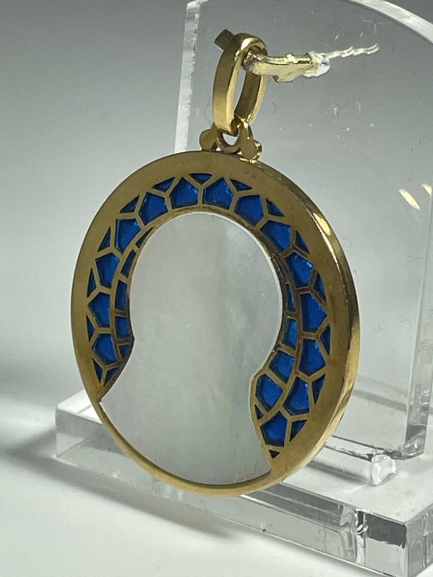 Exceptionnelle médaille en or, nacre et émail bleu – Image 4