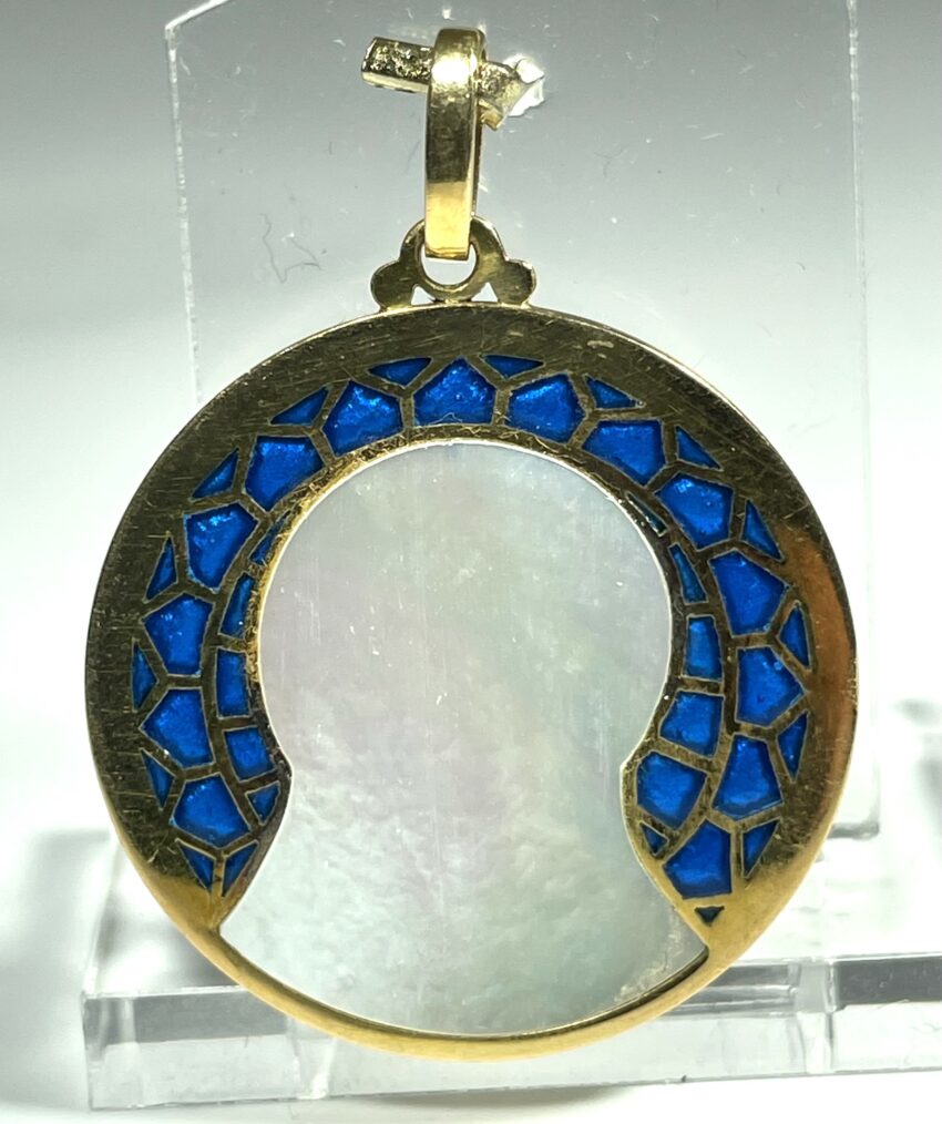 Exceptionnelle médaille en or, nacre et émail bleu – Image 3