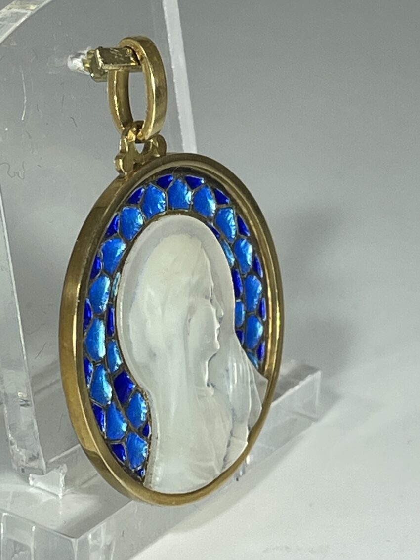 Exceptionnelle médaille en or, nacre et émail bleu – Image 2