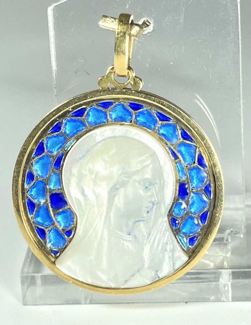 Exceptionnelle médaille en or, nacre et émail bleu