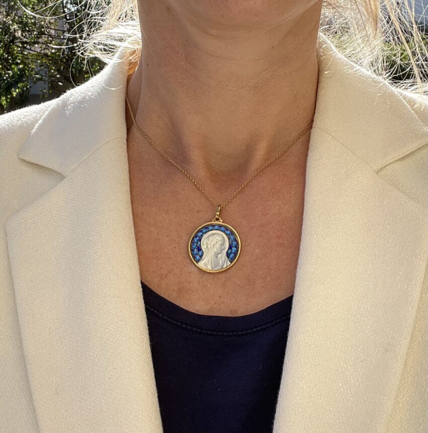 Exceptionnelle médaille en or, nacre et émail bleu – Image 5