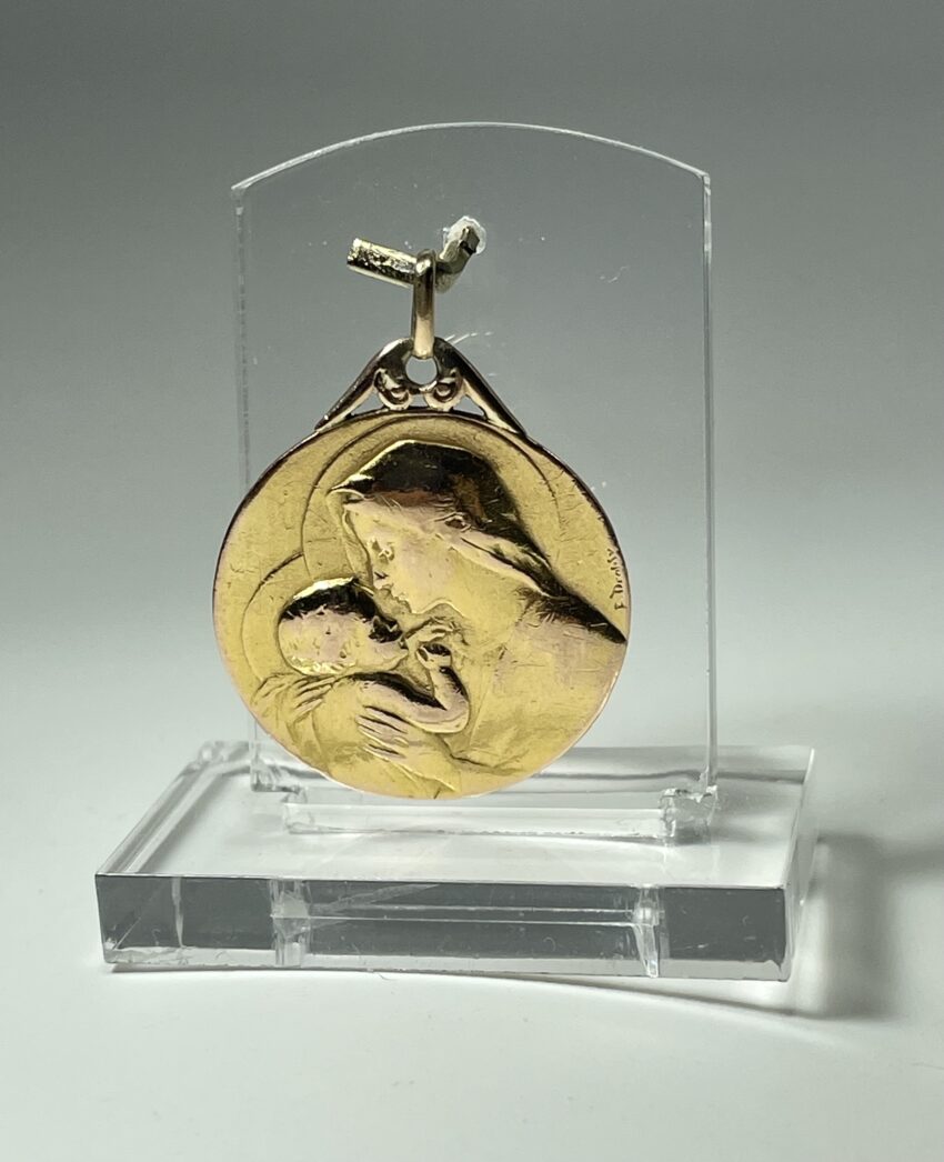 DROPSY. Tendre médaille 'Vierge à l'Enfant'