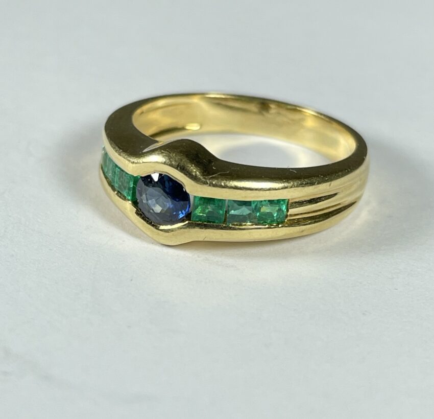 Bague jonc saphir et émeraudes