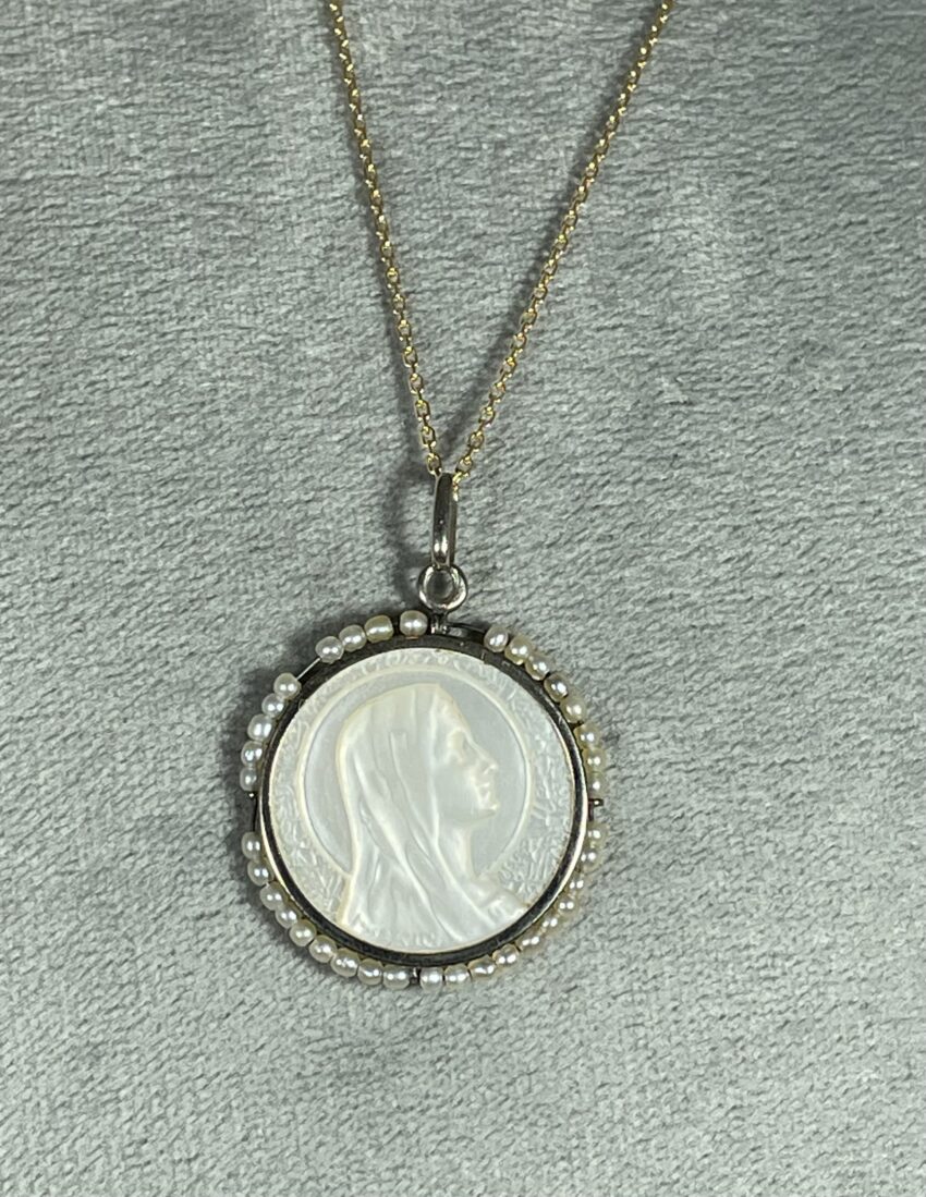 Médaille ancienne nacre et perles fines – Image 2