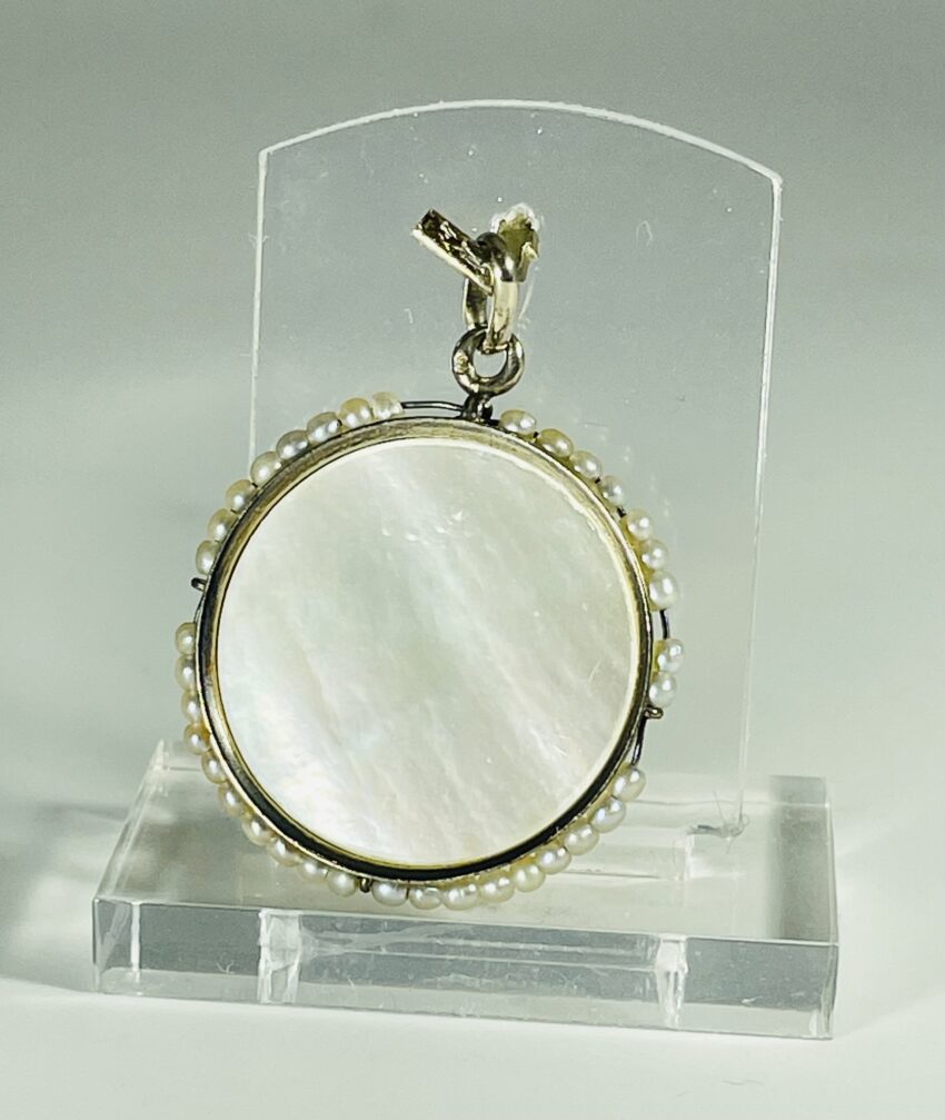 Médaille ancienne nacre et perles fines – Image 3