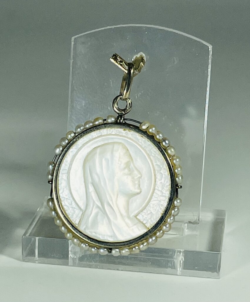 Médaille ancienne nacre et perles fines
