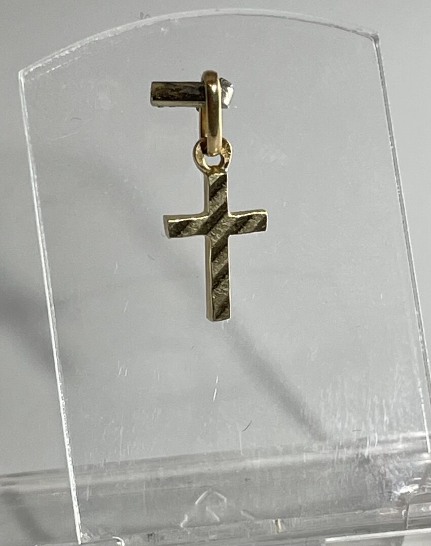 Petite croix en or striée