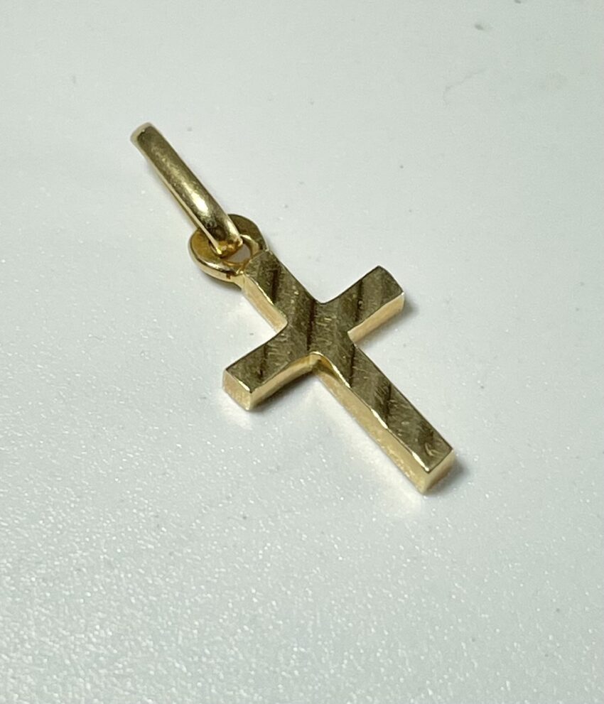 Petite croix en or striée – Image 2