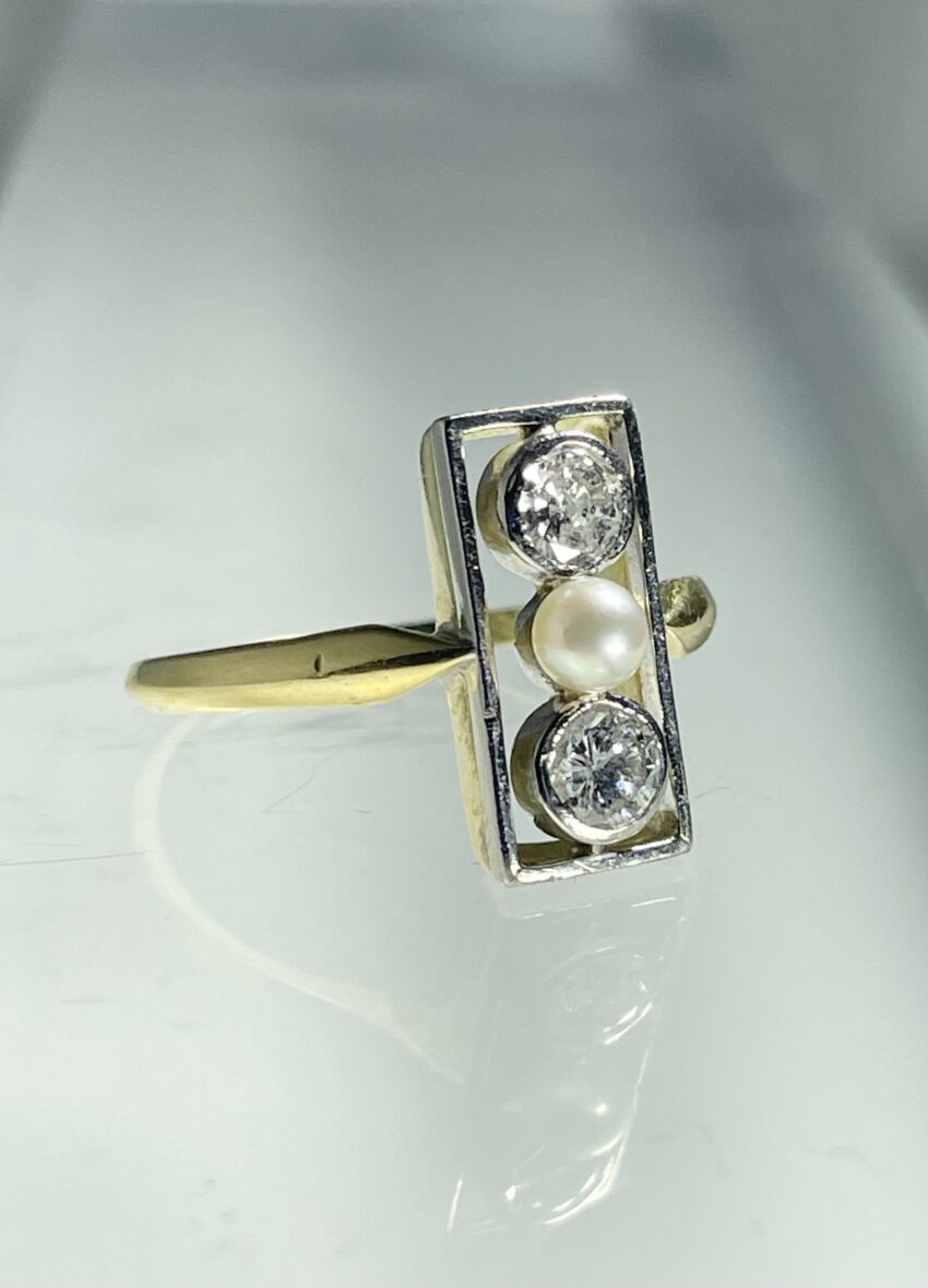 Bague rectangulaire, diamants et perle