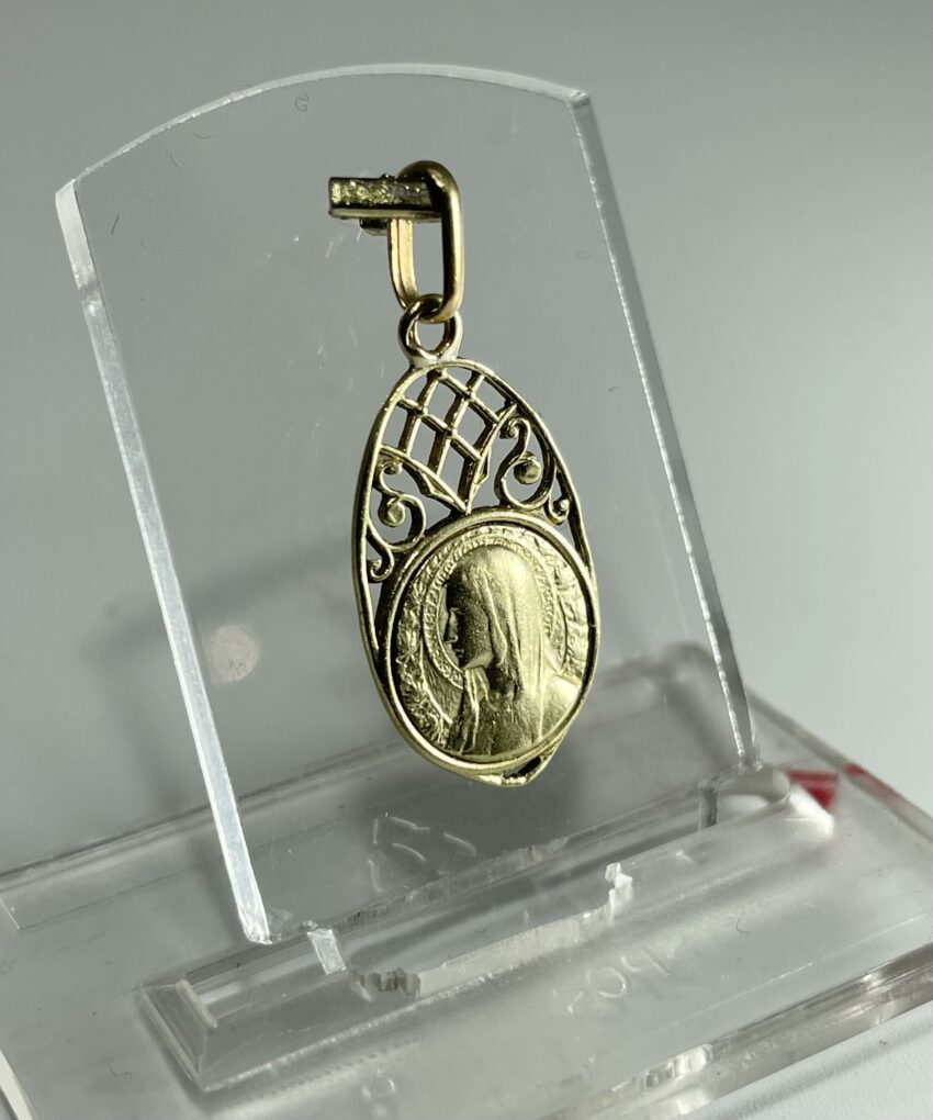 Médaille ancienne ajourée