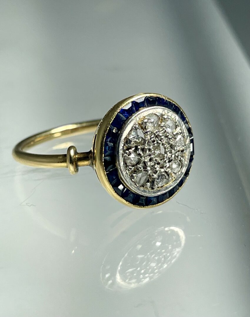 Bague ronde, diamants et saphirs calibrés