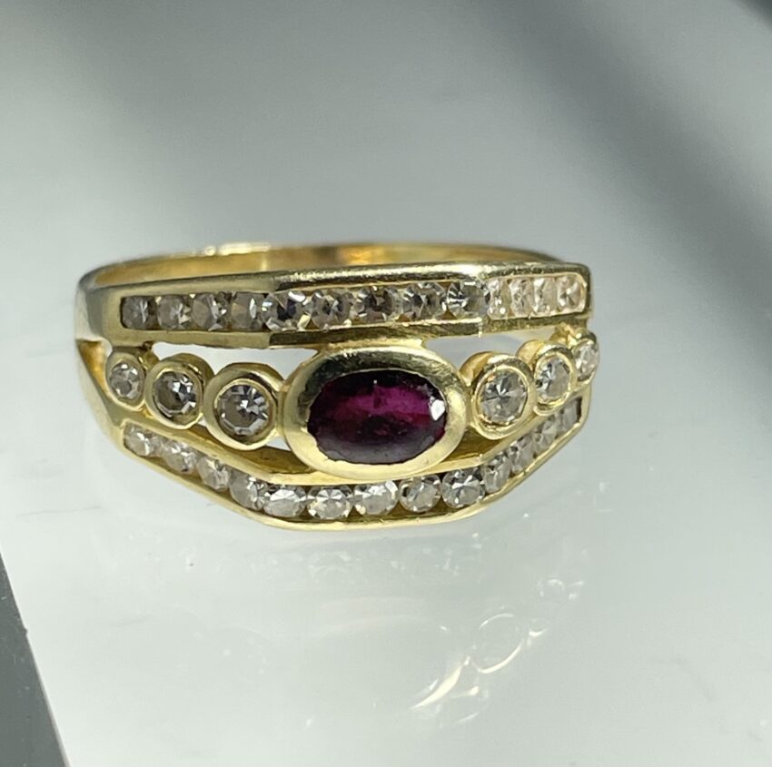 Bague en or ajouré, lignes de diamants