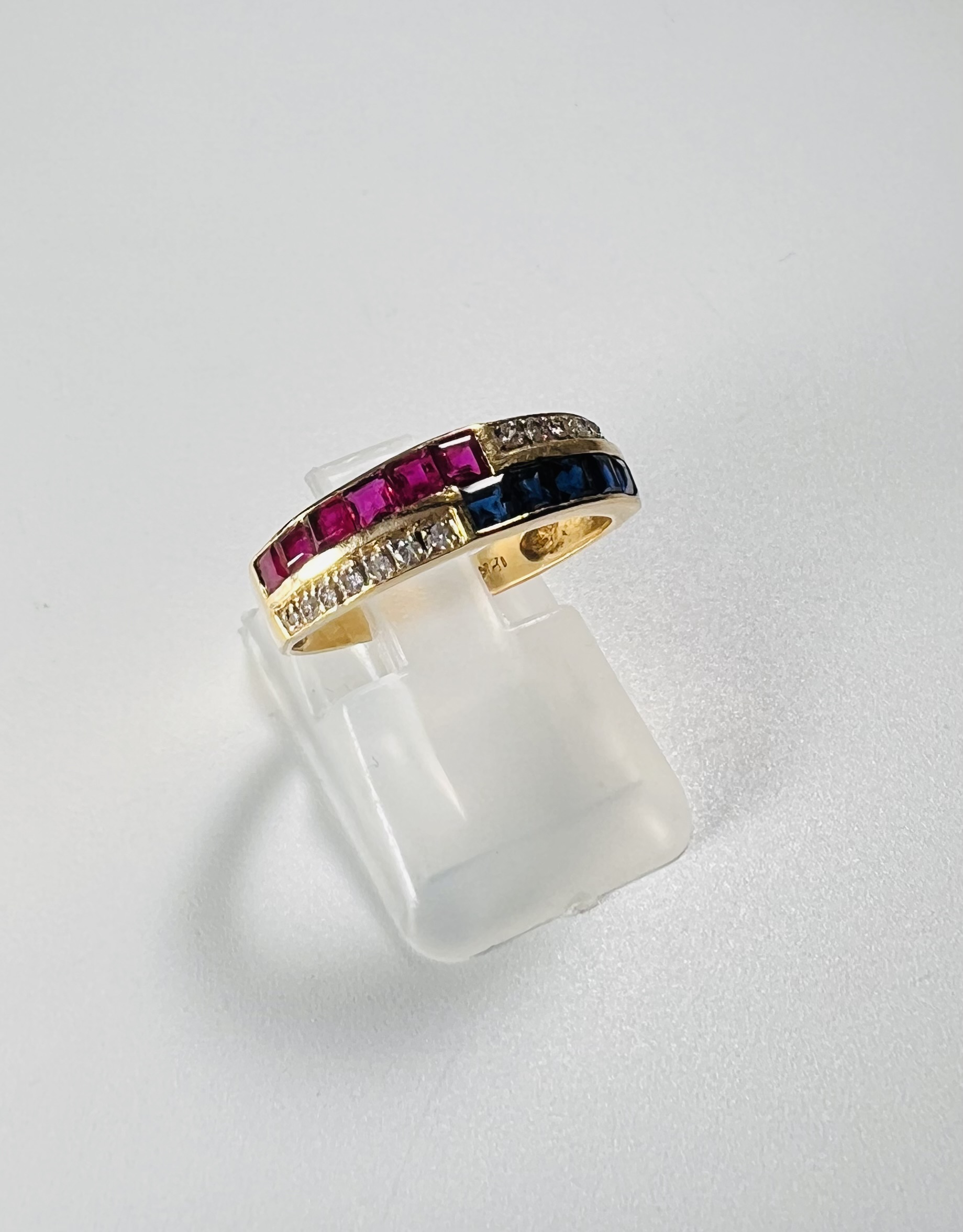 Bague or, diamants, rubis et saphirs calibrés – Image 2