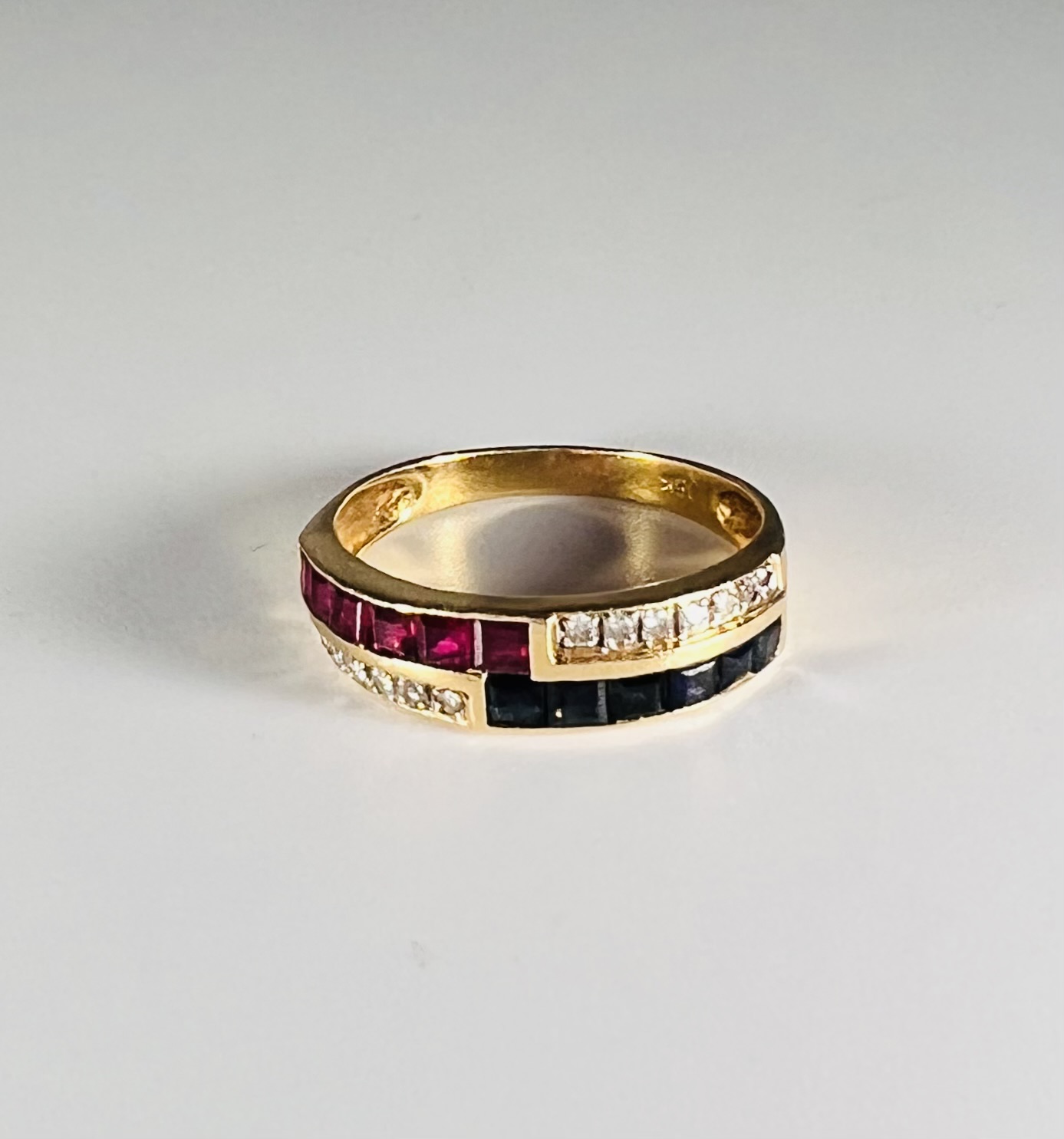 Bague or, diamants, rubis et saphirs calibrés