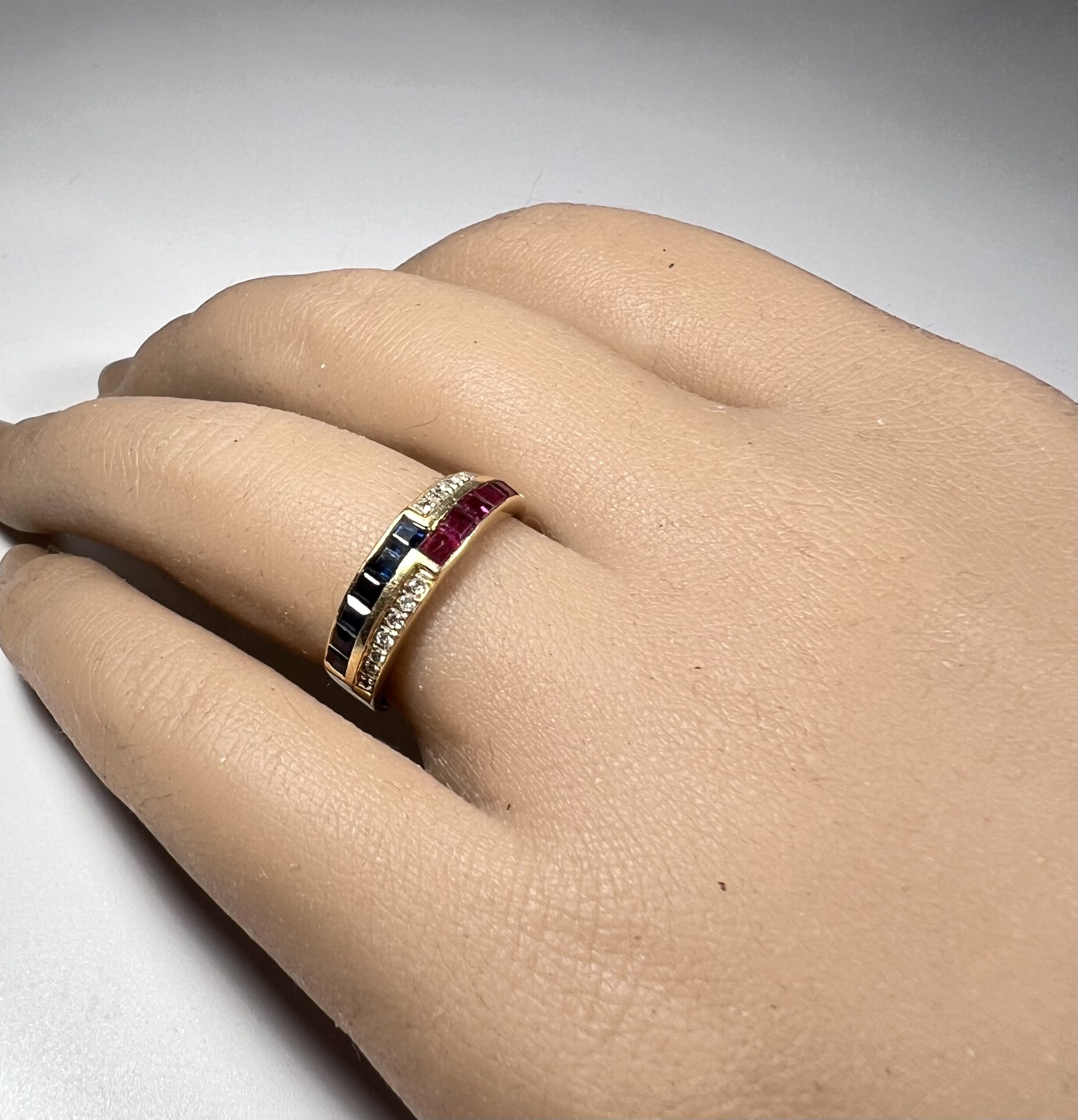 Bague or, diamants, rubis et saphirs calibrés – Image 3