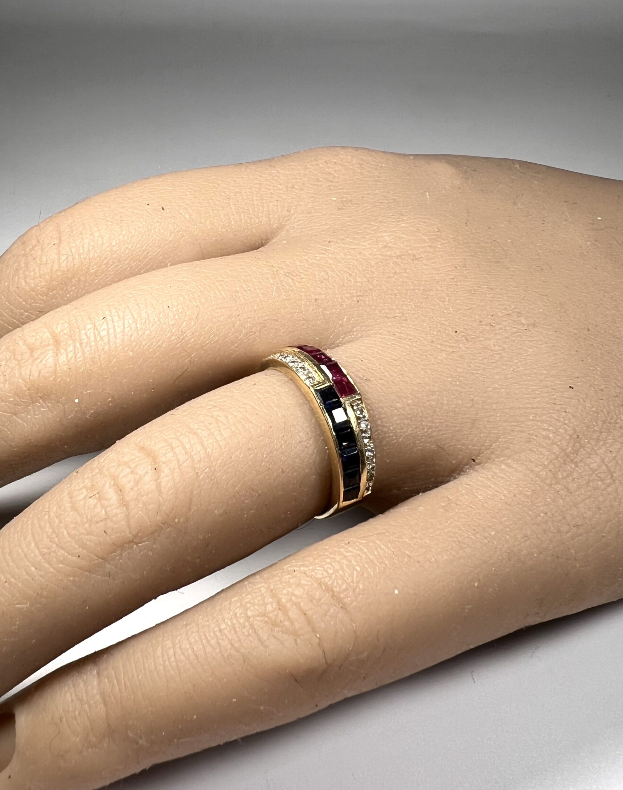 Bague or, diamants, rubis et saphirs calibrés – Image 4