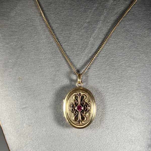 Médaillon porte-photos en métal doré