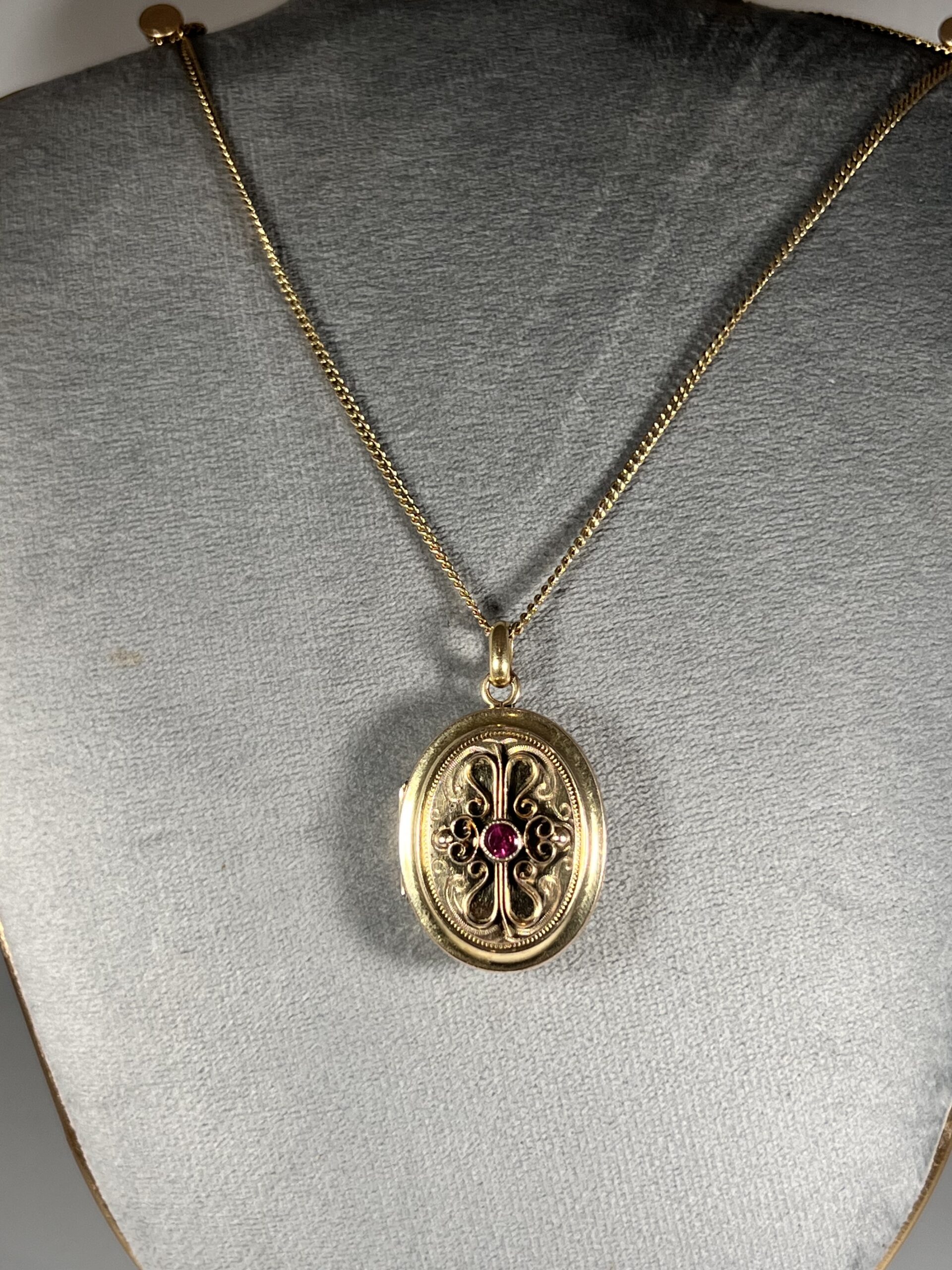 Médaillon porte-photos en métal doré