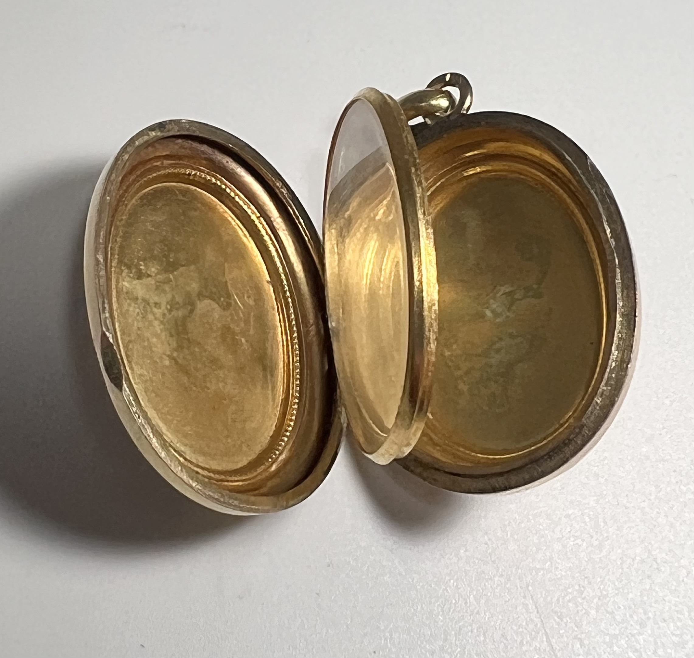 Médaillon porte-photos en métal doré – Image 4