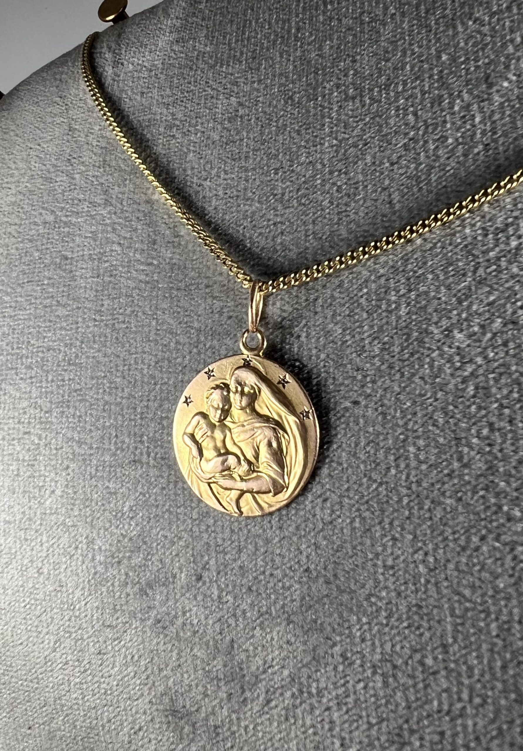 Médaille Vierge à l'Enfant, or et petits diamants – Image 4