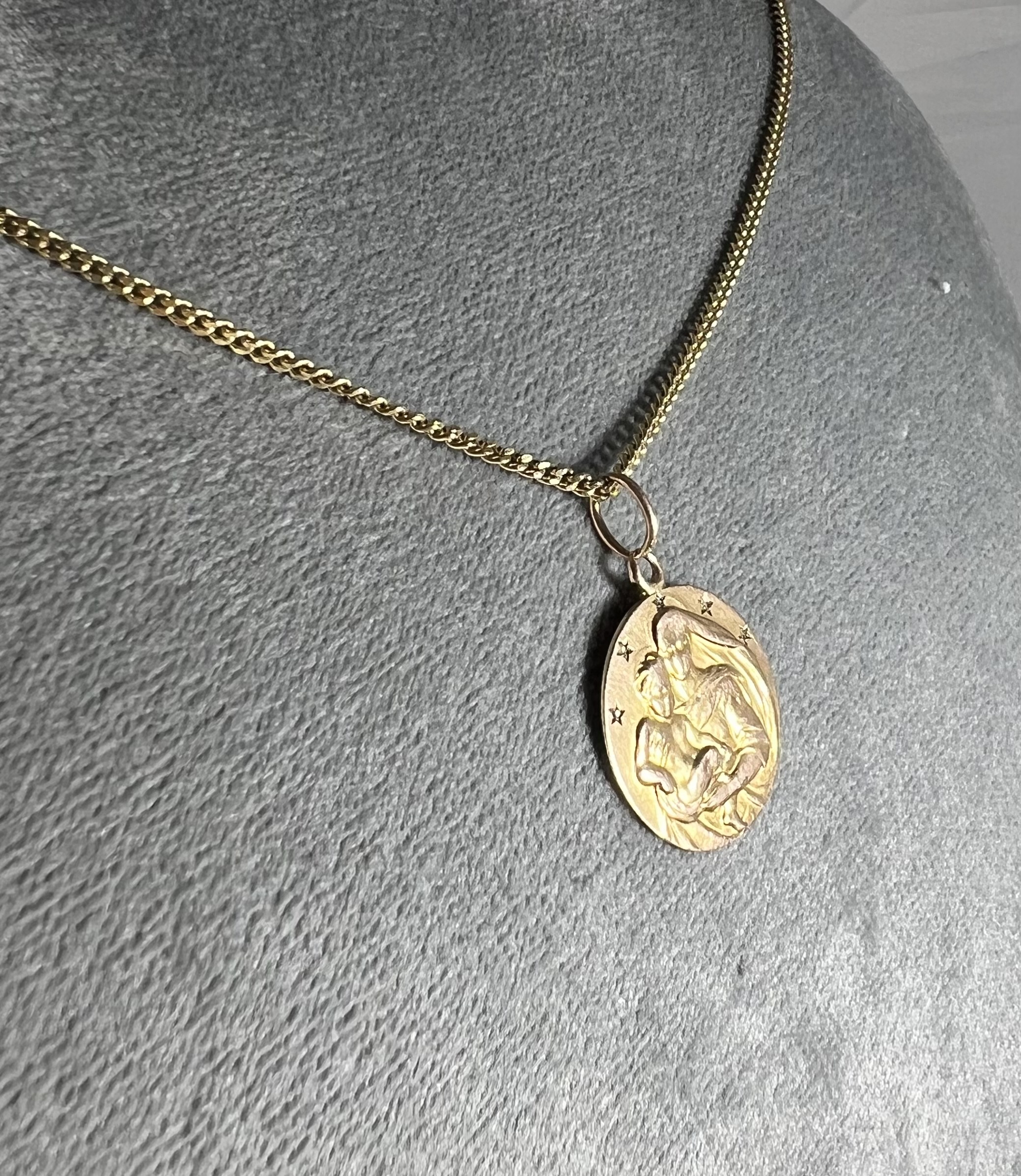 Médaille Vierge à l'Enfant, or et petits diamants – Image 3