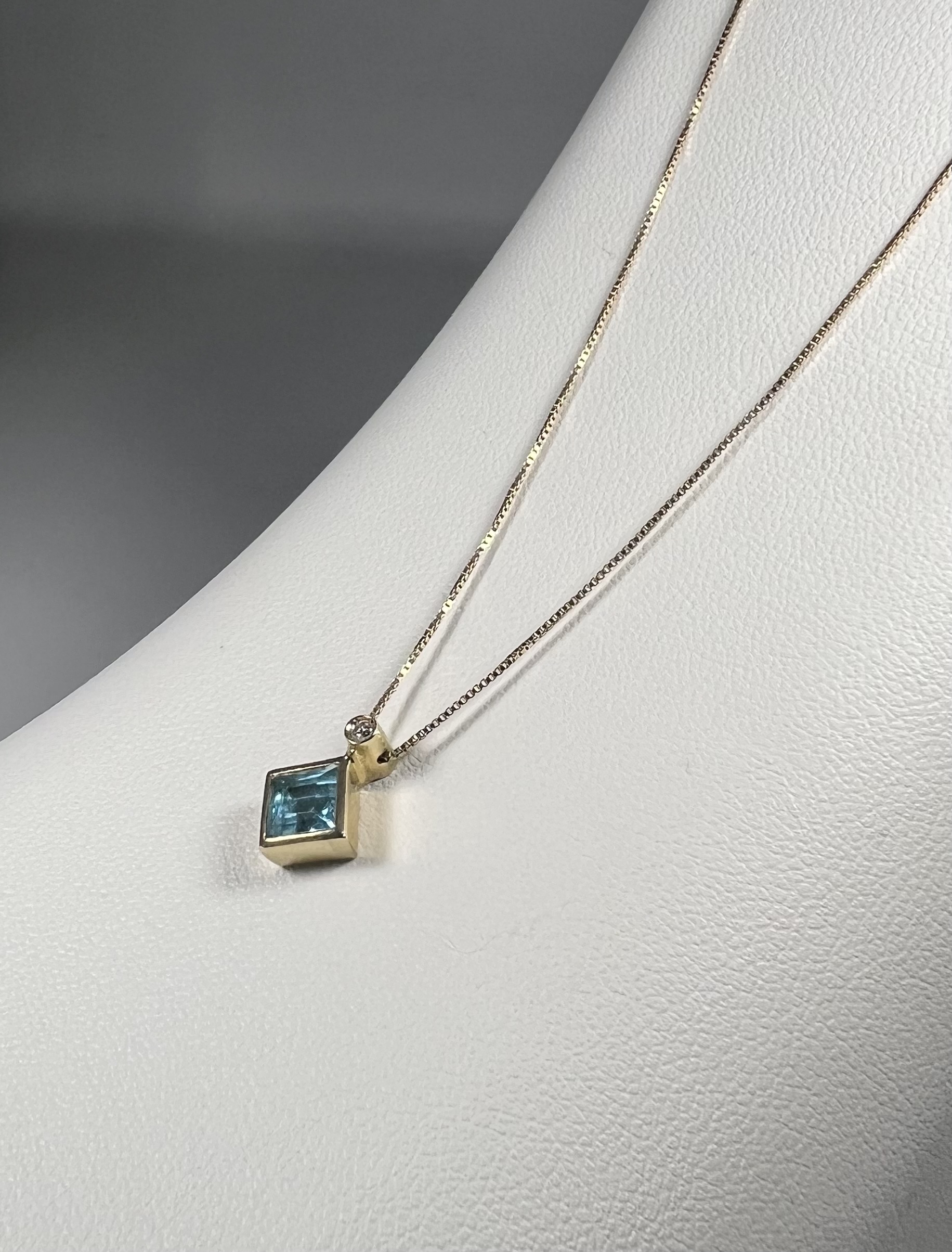 Chaîne et son pendentif en or et pierres – Image 4