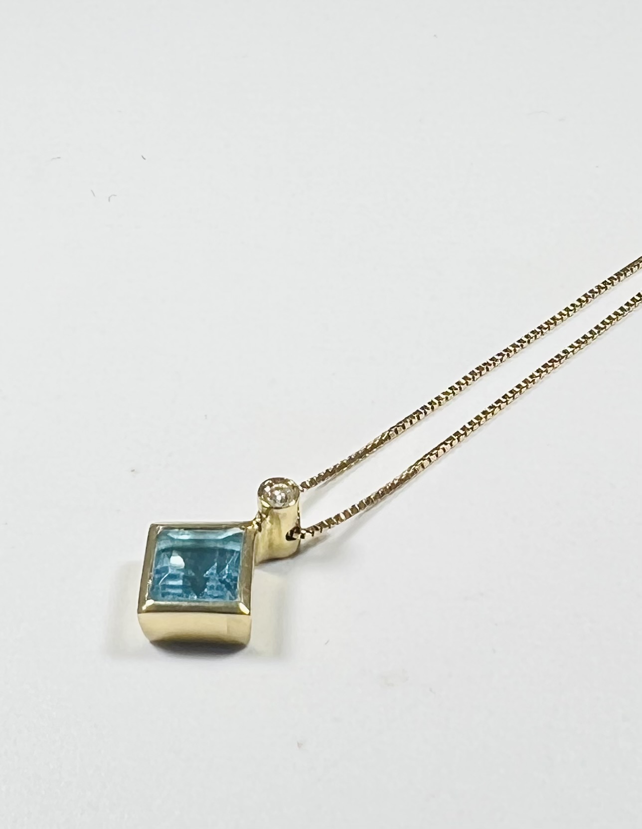 Chaîne et son pendentif en or et pierres – Image 3