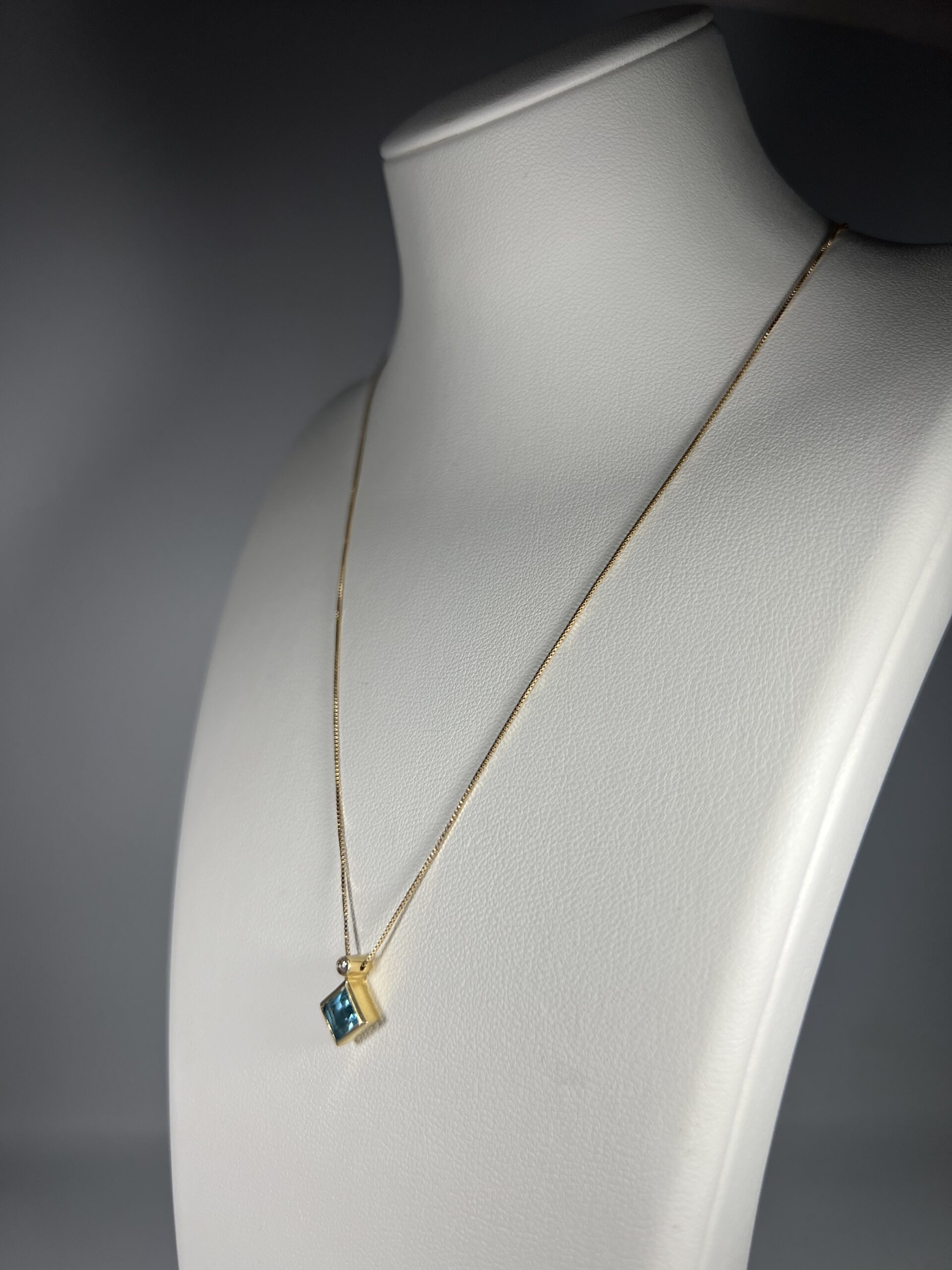 Chaîne et son pendentif en or et pierres