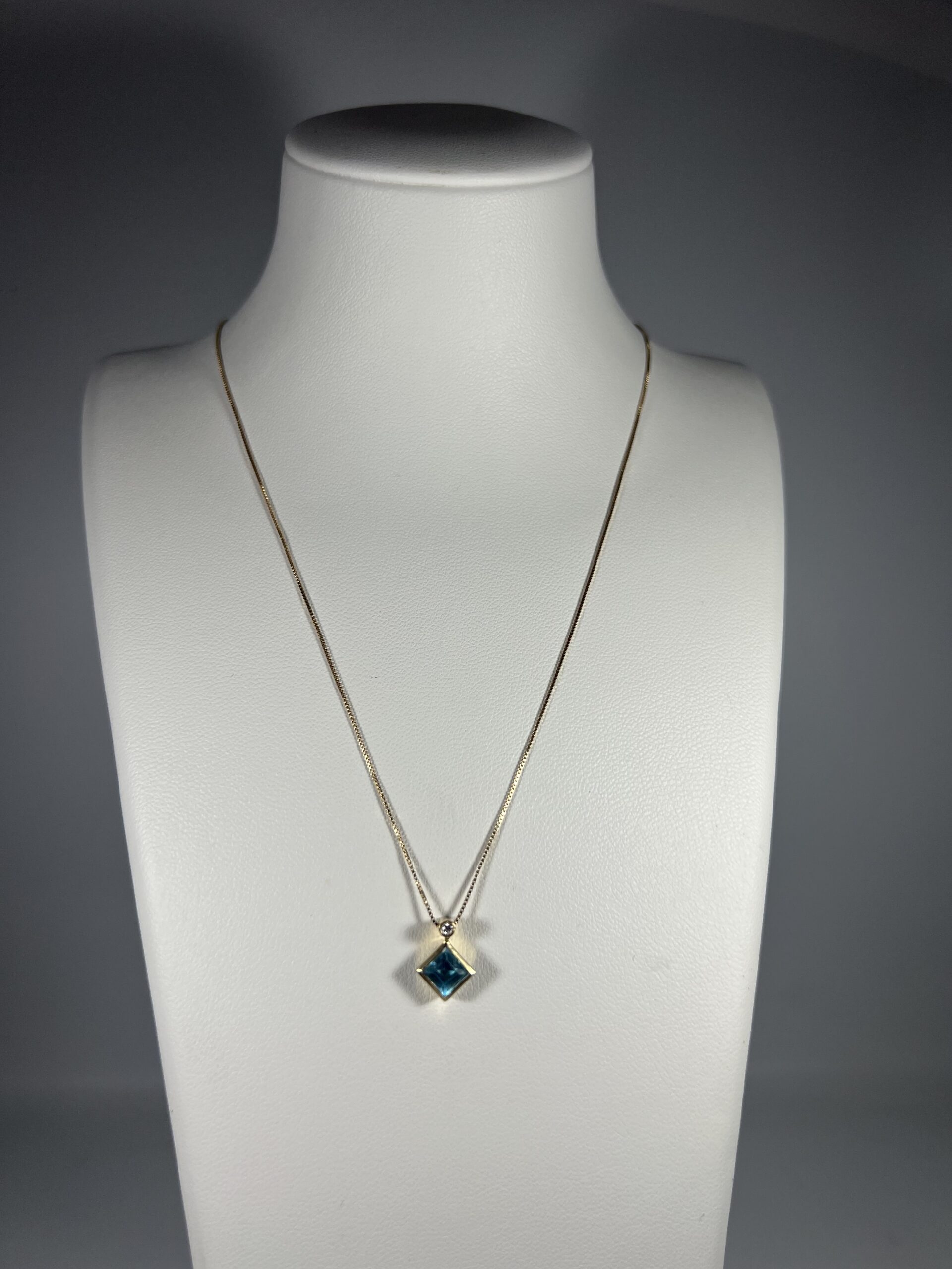 Chaîne et son pendentif en or et pierres – Image 2